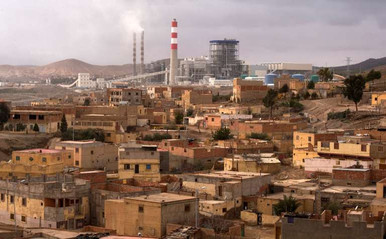 A Jerada, ancienne ville minière dans l’est du Maroc, la           centrale thermique, qui utilise du charbon importé notamment           de Pologne, n’apporte que peu d’emplois.