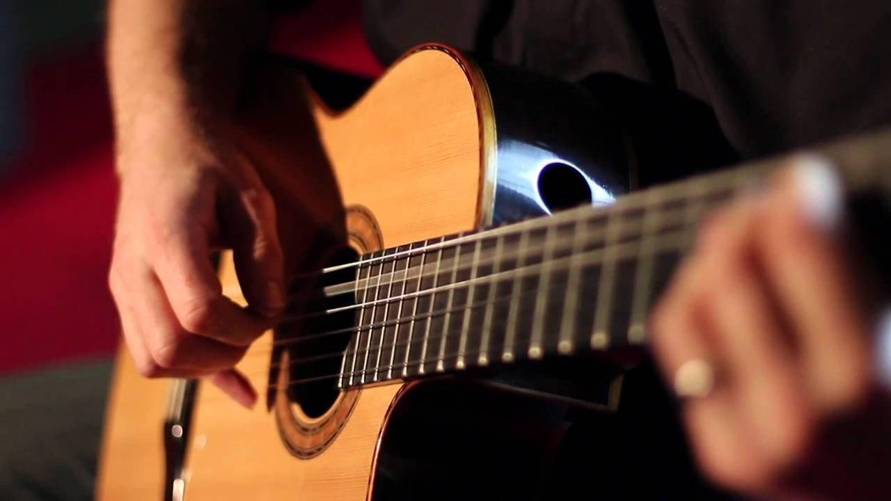 gitar çalan adam