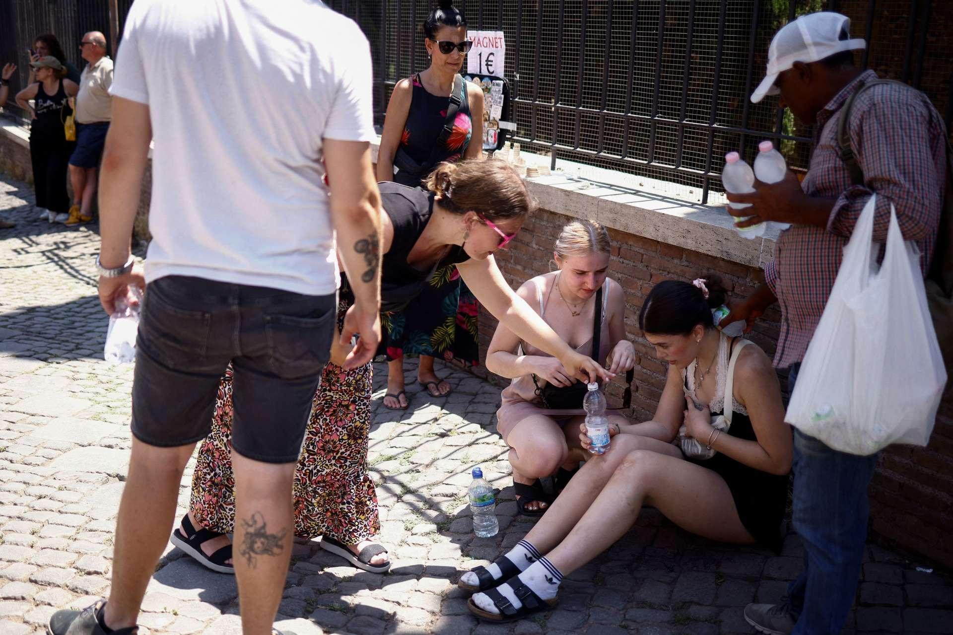 Une touriste britannique reçoit de l’aide après s’être évanouie lors d’une vague de chaleur en Italie, à Rome, le 11 juillet 2023.
