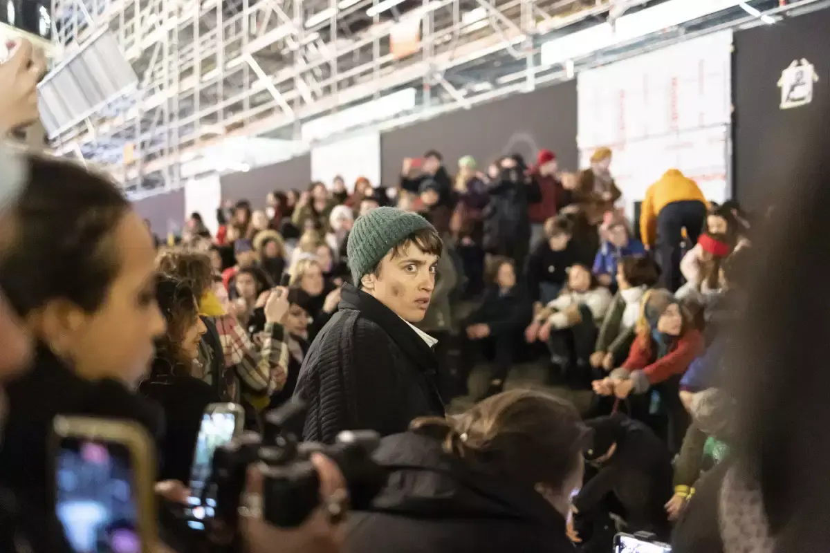 Le 6 mars 2023, Adèle Haenel participe à une manifestation féministe et anticapitaliste nocturne, en amont de la journée internationale des droits des femmes et dans le cadre de la lutte contre la réforme des retraites.