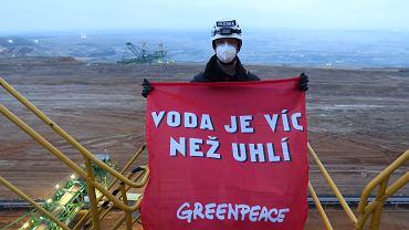 Protest aktywistów ekologicznych na wielkiej maszynie górniczej w kopalni Turów