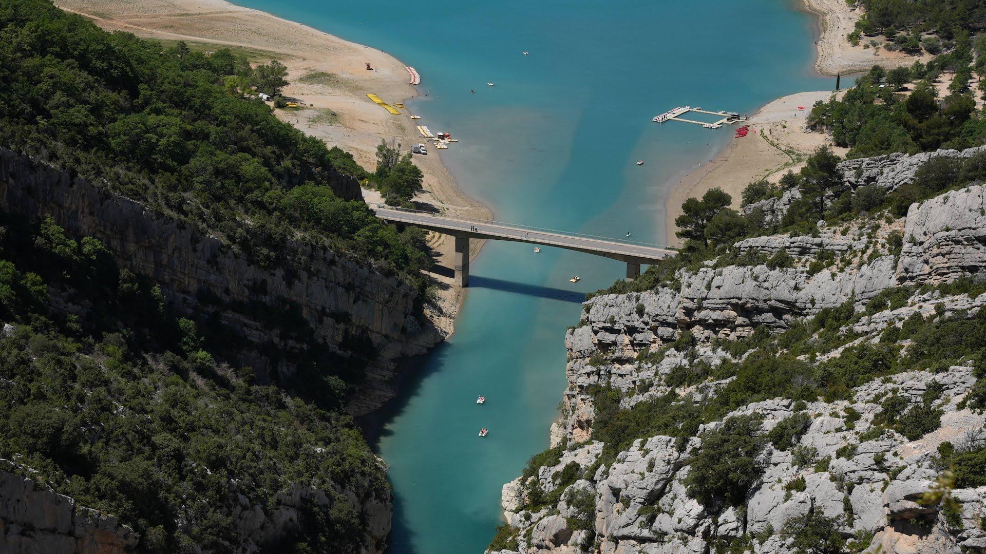 Le lac de Sainte-Croix, mi-mai 2023, est source d’eau potable pour un grand nombre de Varois.