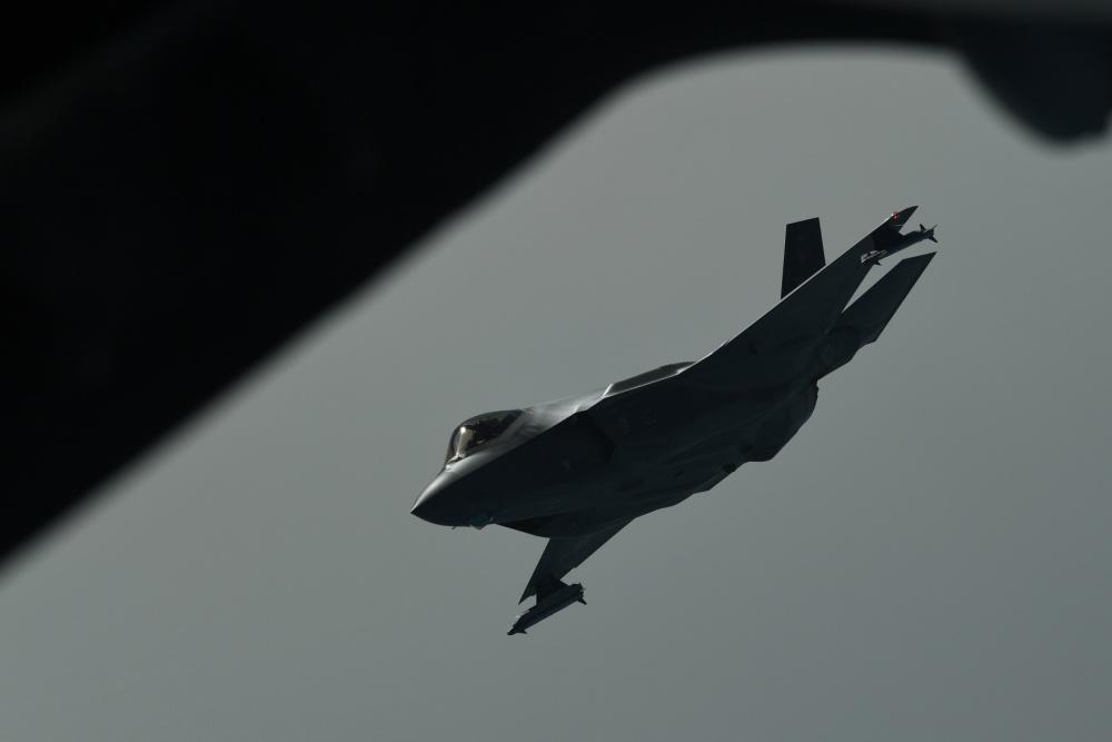 Первое боевое применение истребителей F-35A ВВС США KC-10 supports F-35A's first combat sortie