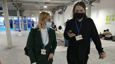 Minister Anna Moskwa i dziennikarz 'Wyborczej' Mateusz Kokoszkiewicz na szczycie COP26 w Glasgow