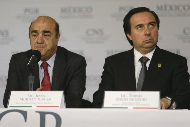 L’ex-procureur général du Mexique Jesus Murillo Karam (à gauche), aux côtés de Tomas Zeron, ancien directeur de l’Agence d’investigation criminelle du Mexique, à Mexico, le 9 octobre 2014.