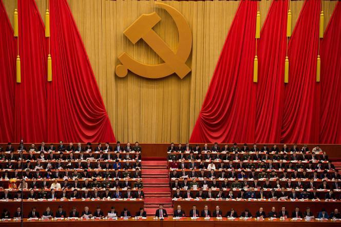 Les délégués du 19e congrès du Parti communiste chinois, avec, au centre, le président Xi Jinping, lors de la clôture du congrès, à Pékin, le 24 octobre 2017.