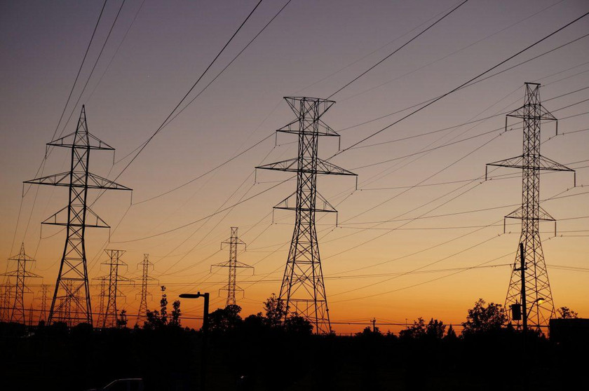 Lignes électriques au coucher de soleil