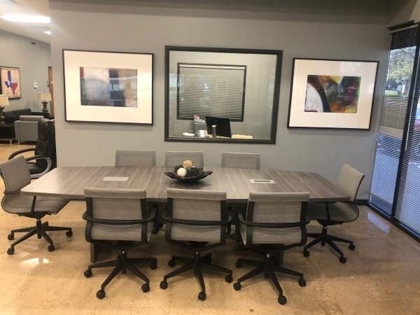 andersonworthofficefurnitureshowroominteriorplboatshapeconferencetablesilvermeshconferencechairs1.jpg