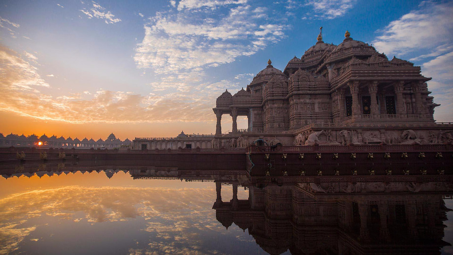 monument_with_sarovar002.jpg