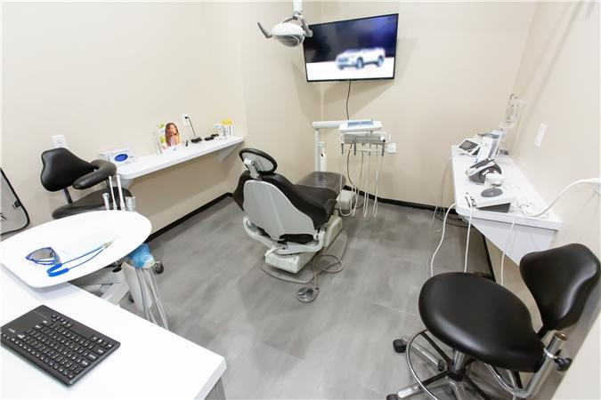 edgedentaltreatmentroom.jpg