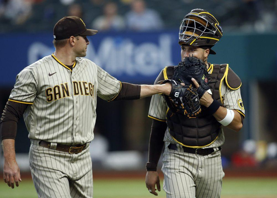 for-what-reason-do-baseball-managers-wear-the-same-uniforms-as-their