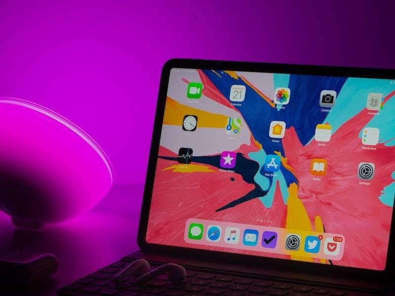 ipadprowithkeyboardpurplelightdark.jpg