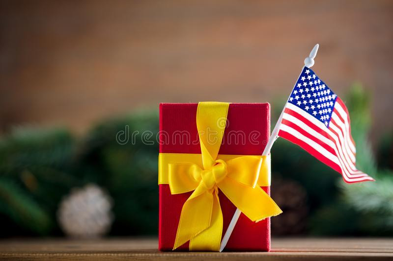 littlegiftboxunitedstatesamericaflaglittlegiftboxunitedstatesamericaflagpineconesbranches101958399.jpg