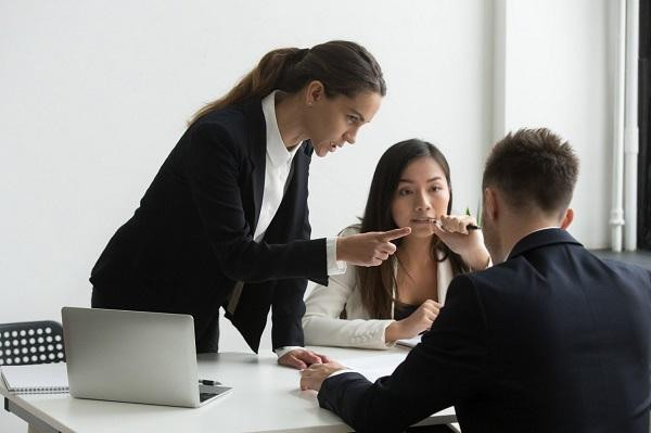 dissatisfiedfemaleexecutiveblamingthreateningmaleemployeeteammeeting.jpg